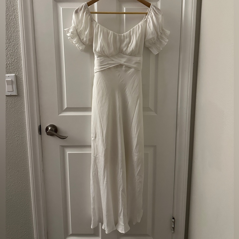 Elegant White Maxi Dress with Ruffle Sleeves